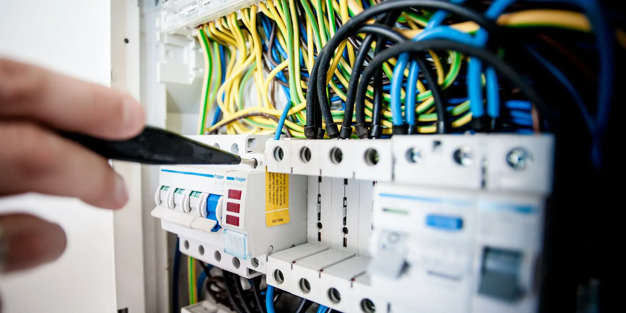 Elektrikár nastavuje ističe v domovom rozvádzači